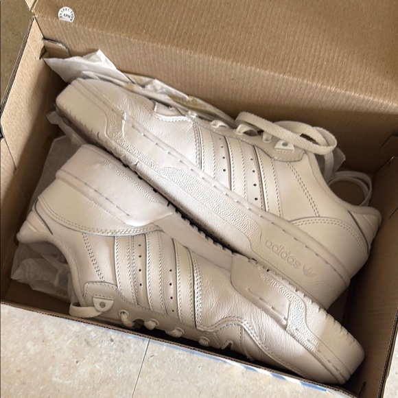 Adidas Rivalry Low - Picture 2 of 8